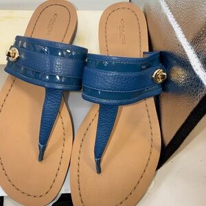 COACH Jessie thong sandals in blue leather with gold hardware. Size 10